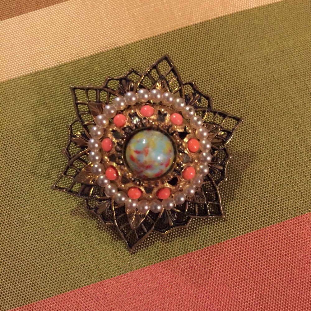 Vintage multi-layered and colored brass pin - Picture 5 of 7